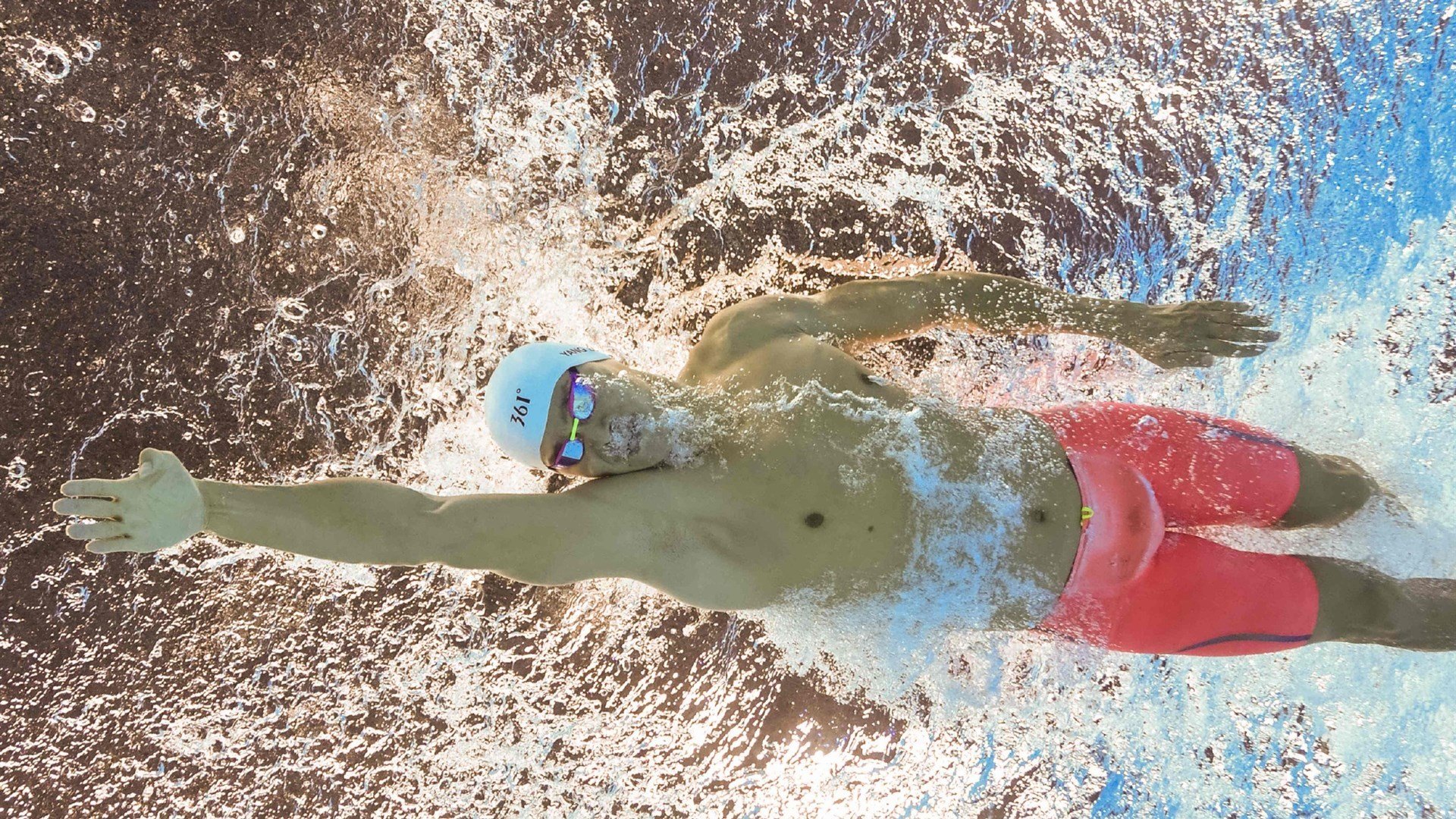 国家滑雪协会发布雪季运动员装备建议参考，滑雪运动员的服装是什么样的