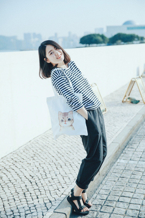 场面激烈：双方攻防对抗让比赛紧张刺激！，比赛双方的对抗十分激烈